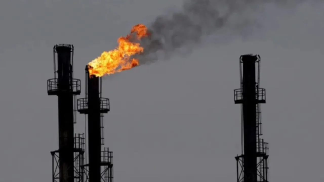 El precio del petróleo subió más del 5% tras las sanciones de EE. UU. y la Unión Europea a empresas rusas.