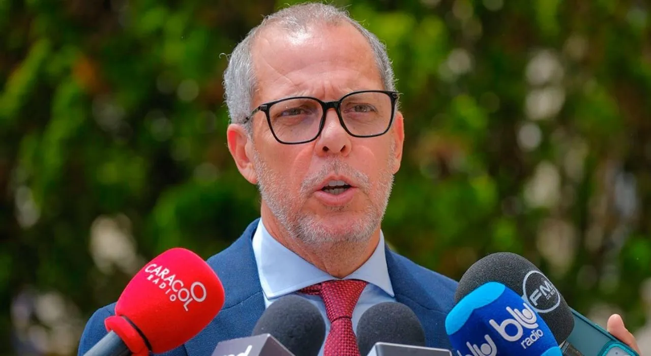 Alfredo Saade al anunciar la firma del convenio​ para pasaportes entre la Imprenta Nacional y Portugal.