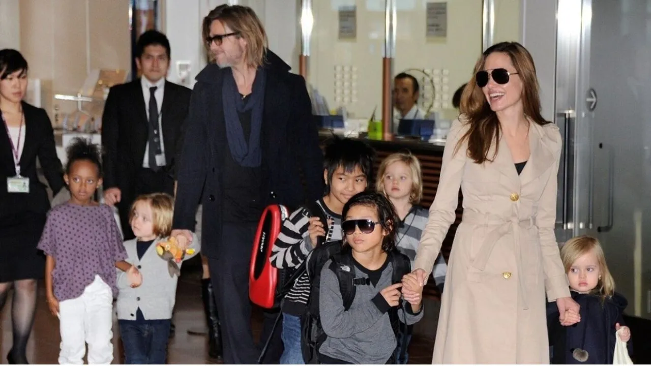 Fotografía de Brad Pitt y Angelina Jolie junto a sus seis hijos