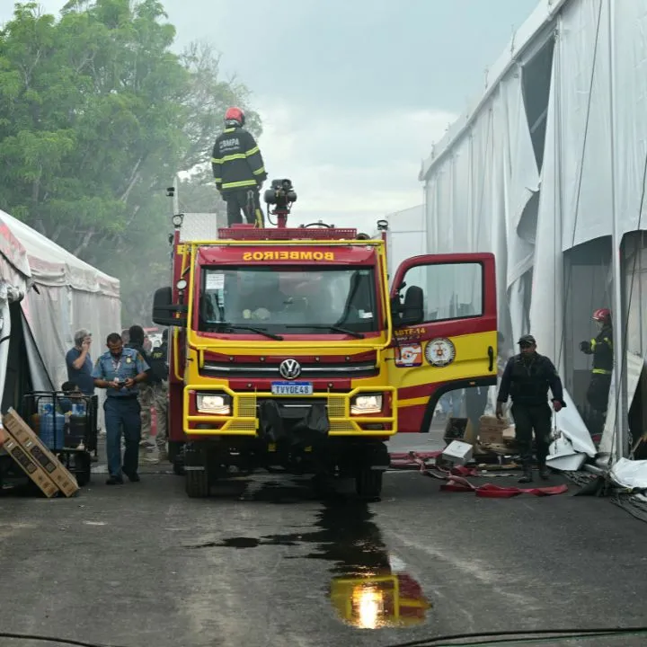 Los bomberos trabajan tras el incendio que se produjo en un pabell&oacute;n durante la COP30
