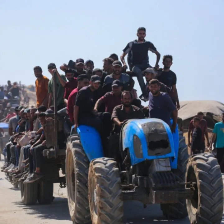 Palestinos sobre un tractor, encabezan una caravana de retorno a ciudad de Gaza.