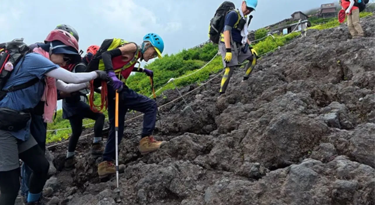 Con más de un siglo a cuestas, rompió récord, escaló el Monte Fuji.