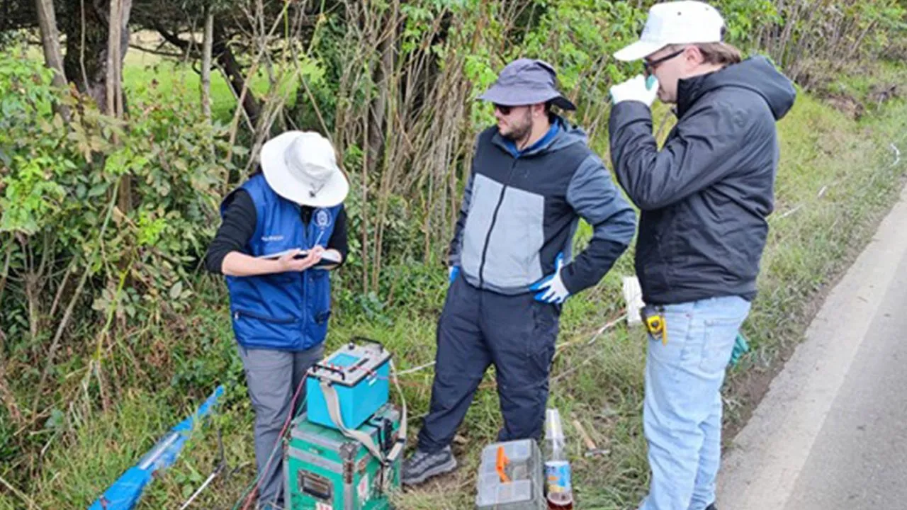 Durante los sondeos eléctricos verticales, la investigadora Paola Atapuma midió la respuesta del terreno al paso de corriente eléctrica para identificar posibles acuíferos.
