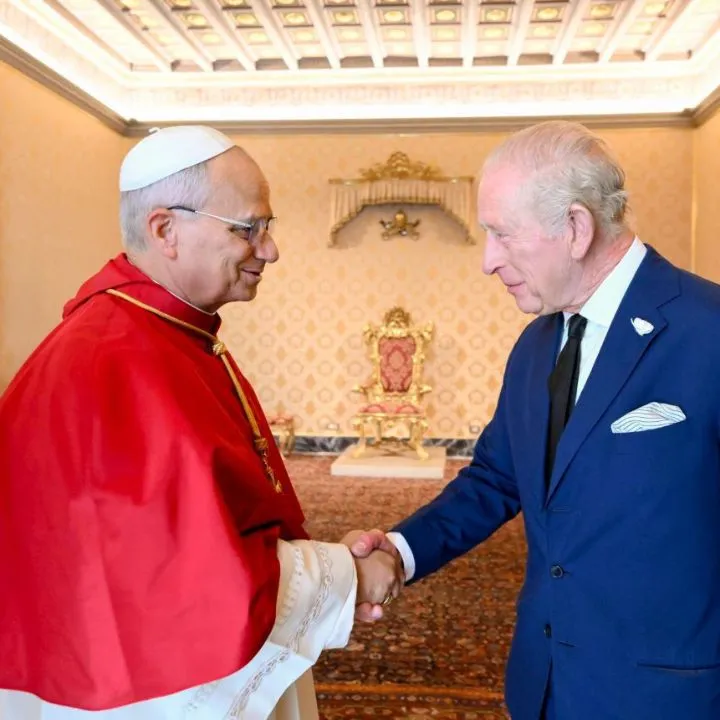 Rey Carlos lll y el Papá León XlV estrechándose la mano.