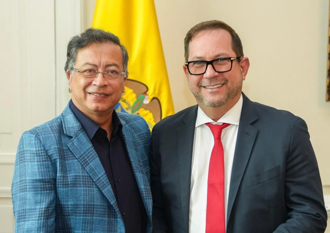 Gustavo Petro con el presidente del Senado Lidio García