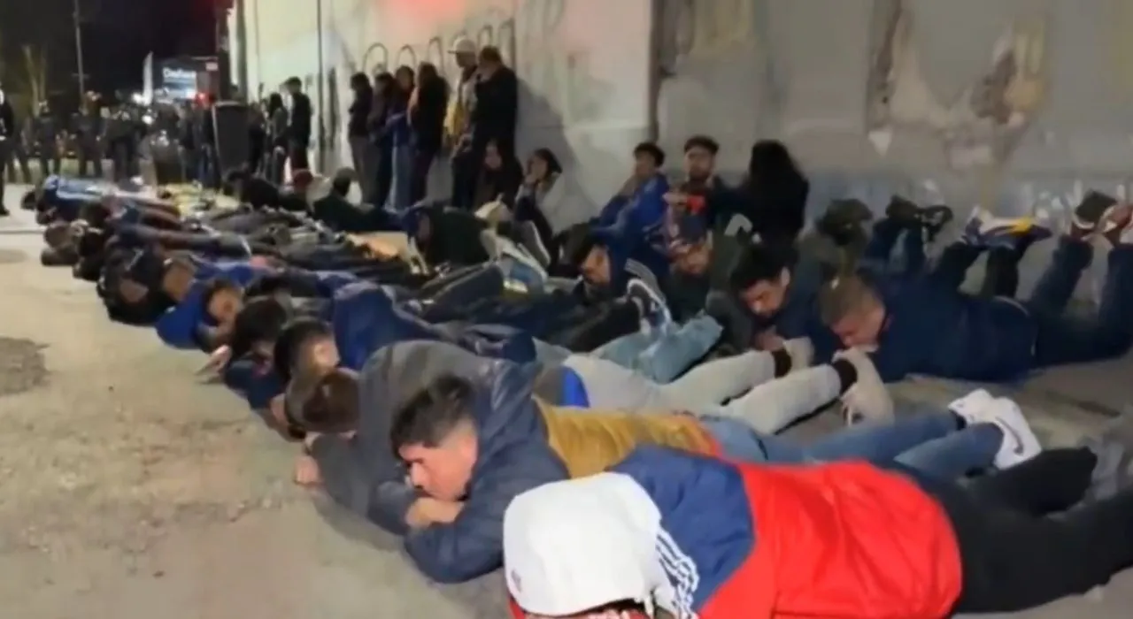 Hinchas capturados tras los incidentes en Avellaneda.