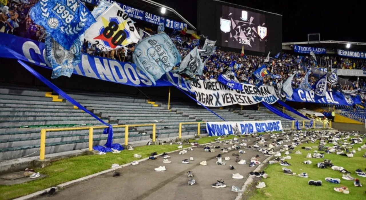 Hinchas de Millonarios lanzaron zapatos a la cancha en El Campín.