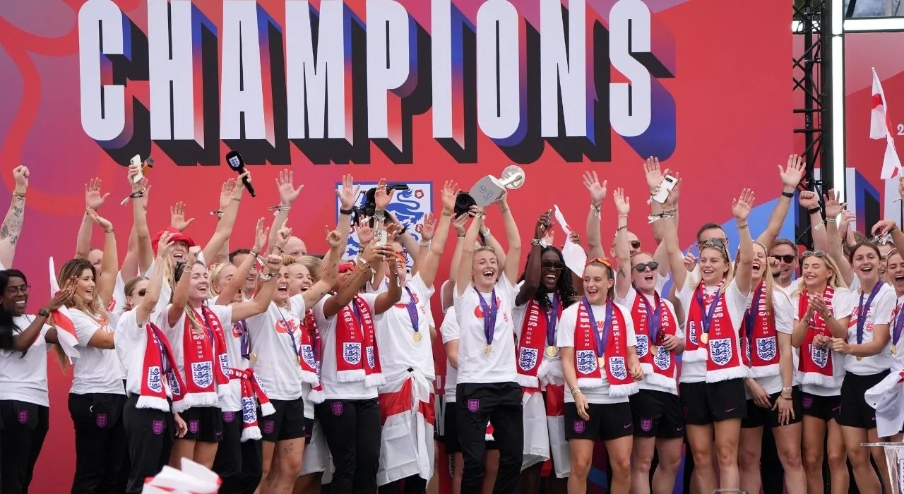 Inglaterra celebra la Eurocopa con miles de aficionados en Londres.