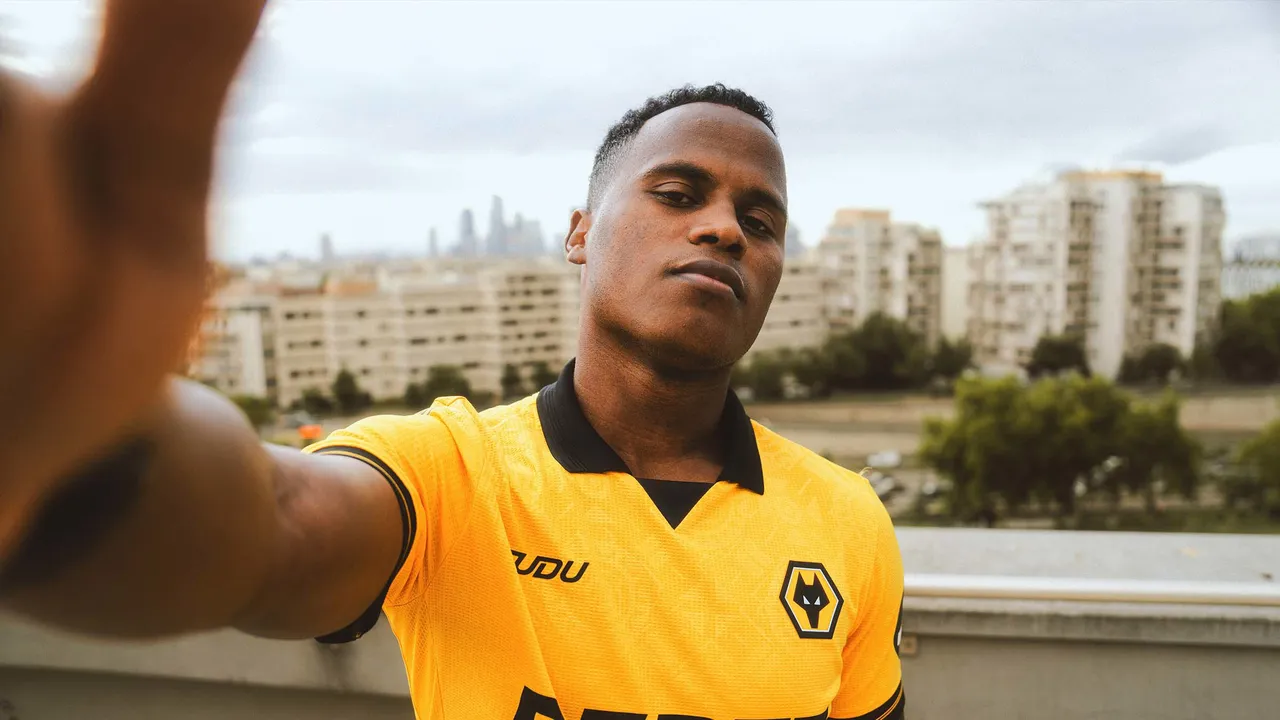 Jhon Arias es presentado oficialmente como nuevo jugador del Wolverhampton.