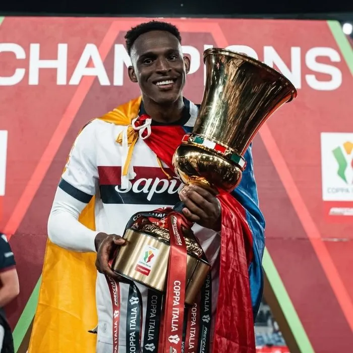 Jhon Lucumí alzando el trofeo de la Copa de Italia.