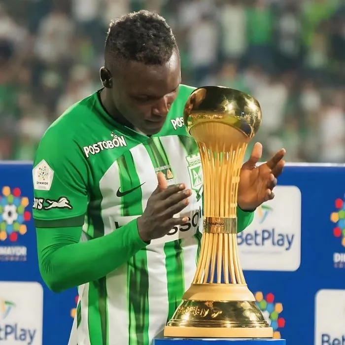 Kevin Viveros junto al trofeo de la Liga BetPlay que ganó con Atlético Nacional