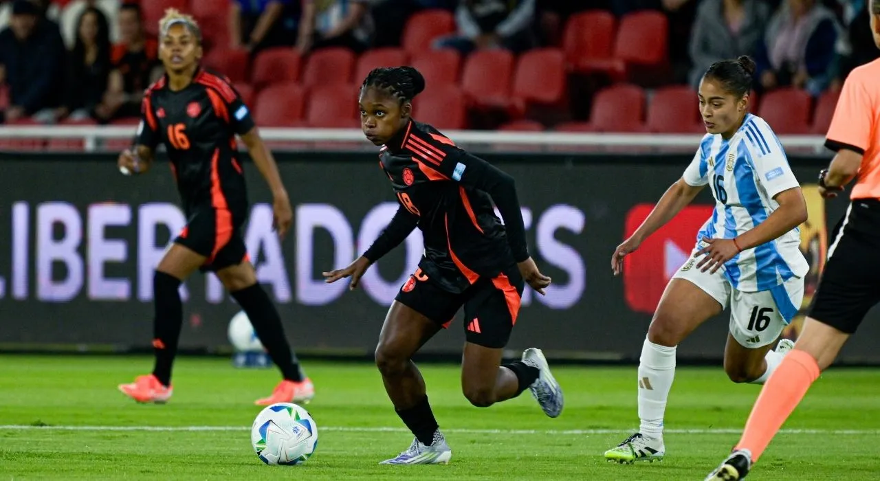 Linda Caicedo en acción frente Argentina por Copa América.