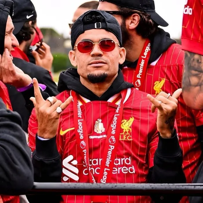 Luis Díaz celebrando el título de la Premier League que ganó con Liverpool.