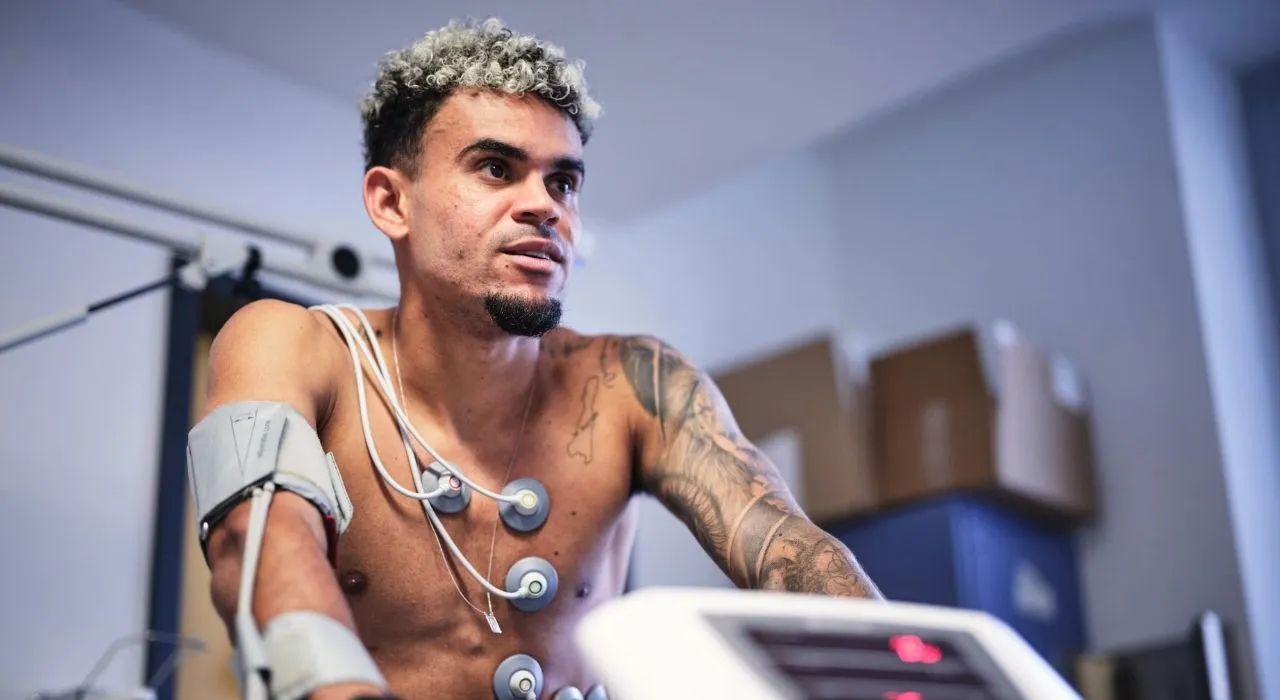 Luis Díaz en exámenes médicos con el Bayern Múnich.