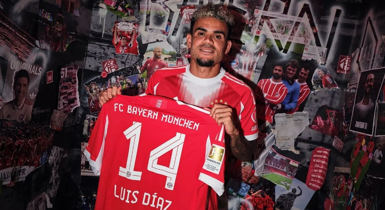 Luis Díaz mostrando el dorsal que llevará con el Bayern.