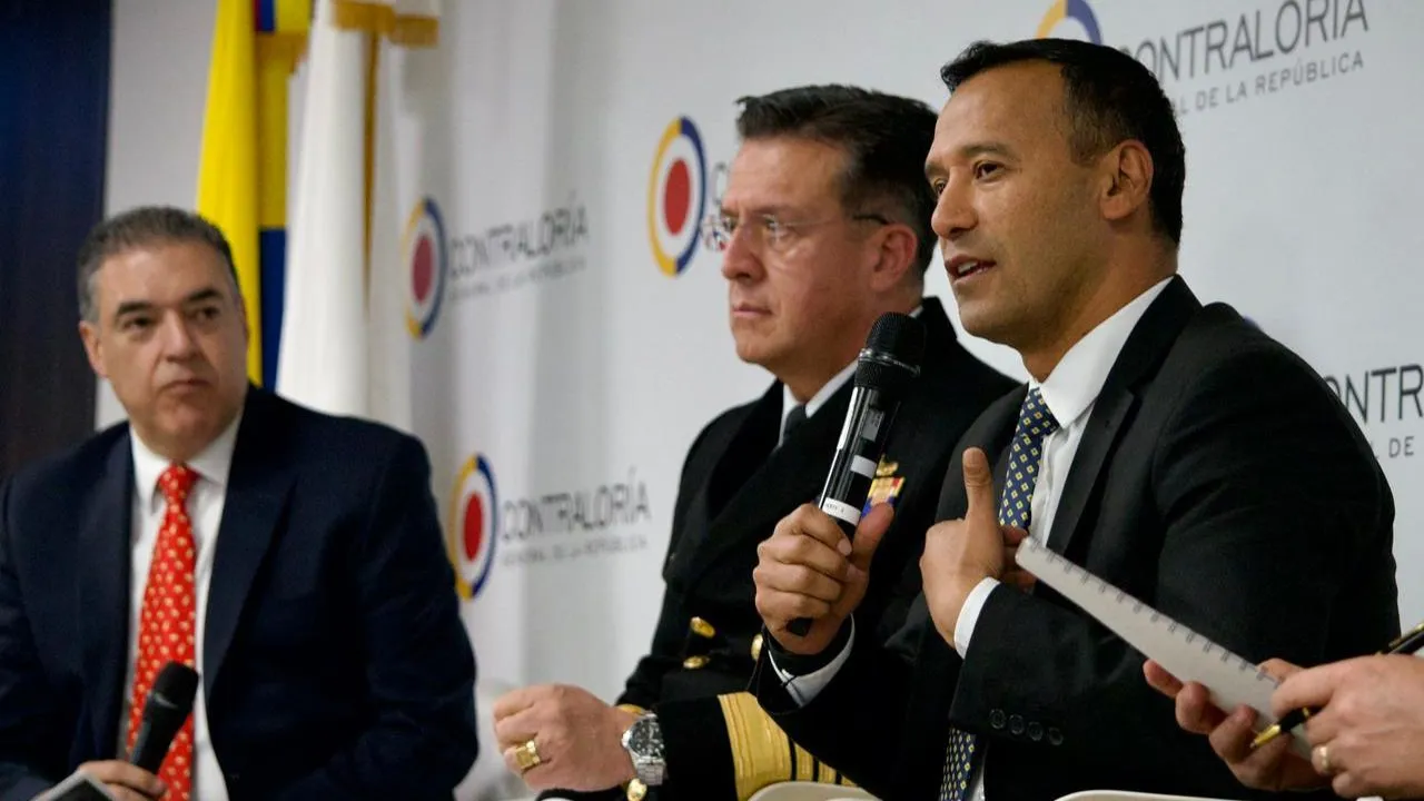 Ministro de defensa Pedro Sánchez hablando en el foro sobre nuevas estrategias en ciencia, tecnología e innovación