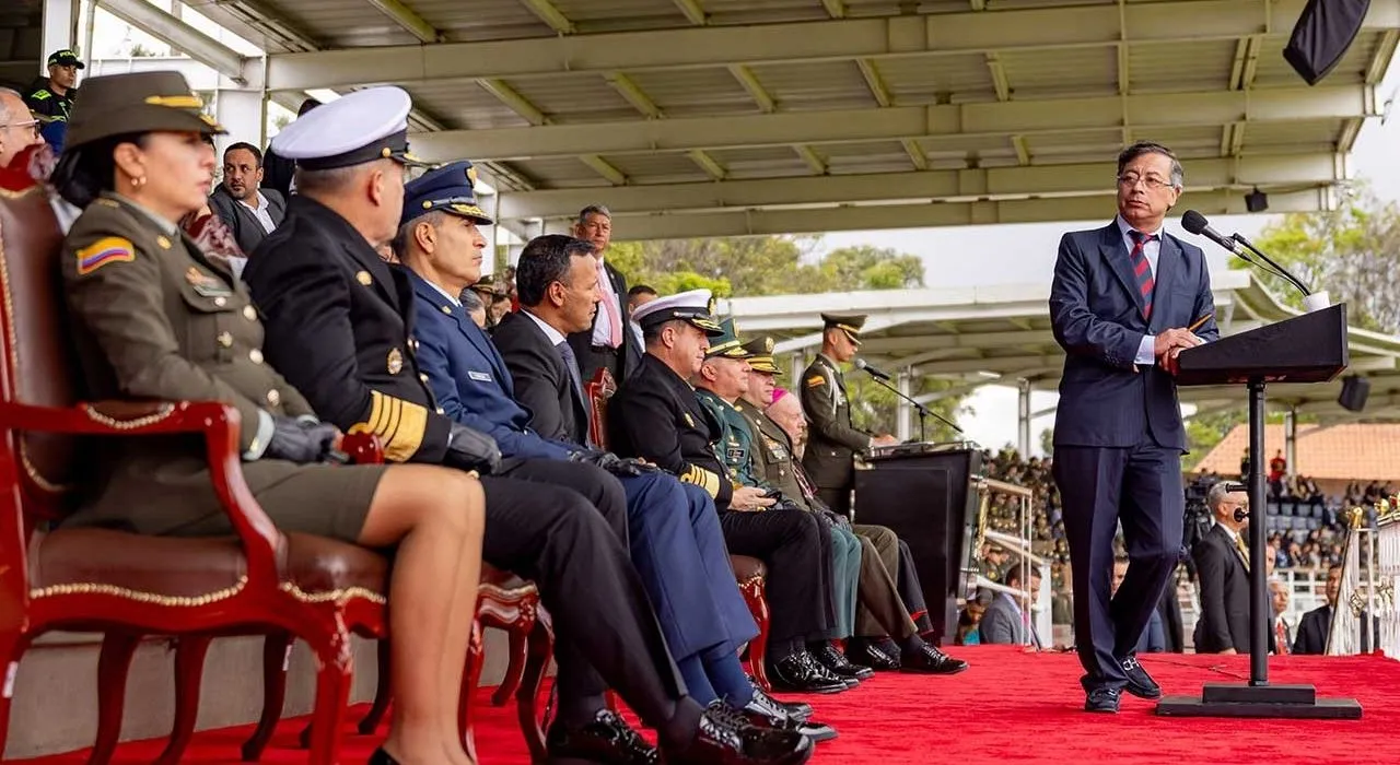Petro en la ceremonia de ascensos de generales de la Policía Nacional.