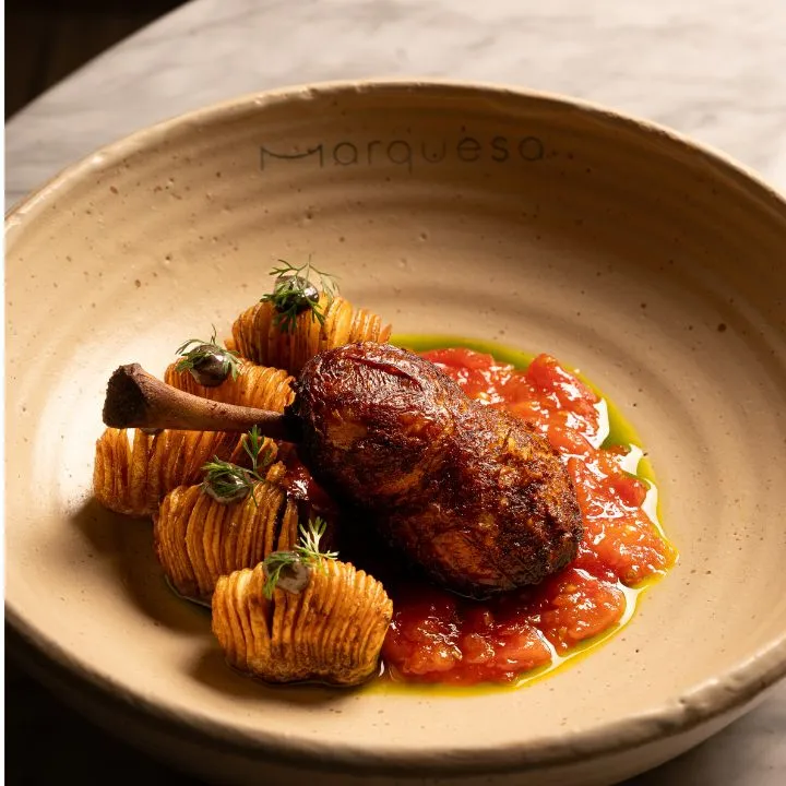 Pollo frito servido en un plato beige