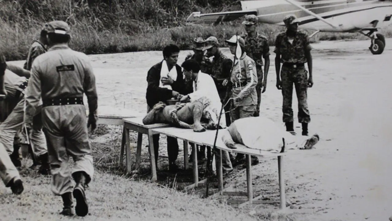 Rescatistas de la tragedia prestando los primeros auxilios.