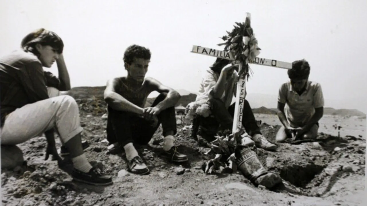 Sobrevivientes enterrando a víctimas de la tragedia.