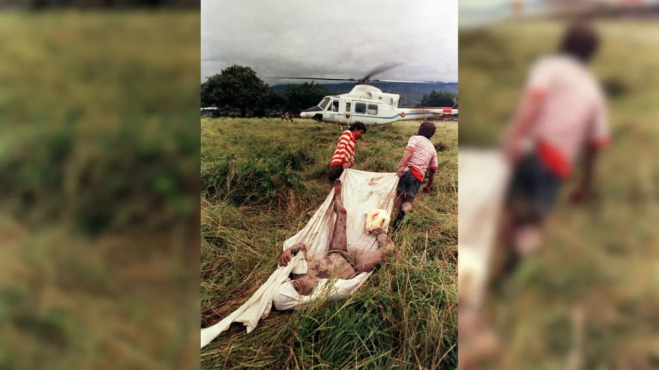 Sobrevivientes movilizando a un herido para que reciba los primeros auxilios.