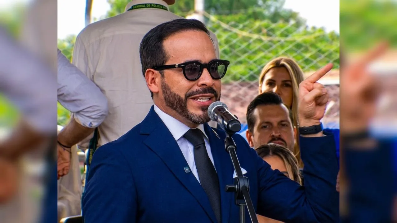 Abelardo De la Espriella participó en el desfile del 20 de julio realizado en Medellín. Abelardo De la Espriella inició el desfile del 20 de julio en Medellín con un contundente mensaje