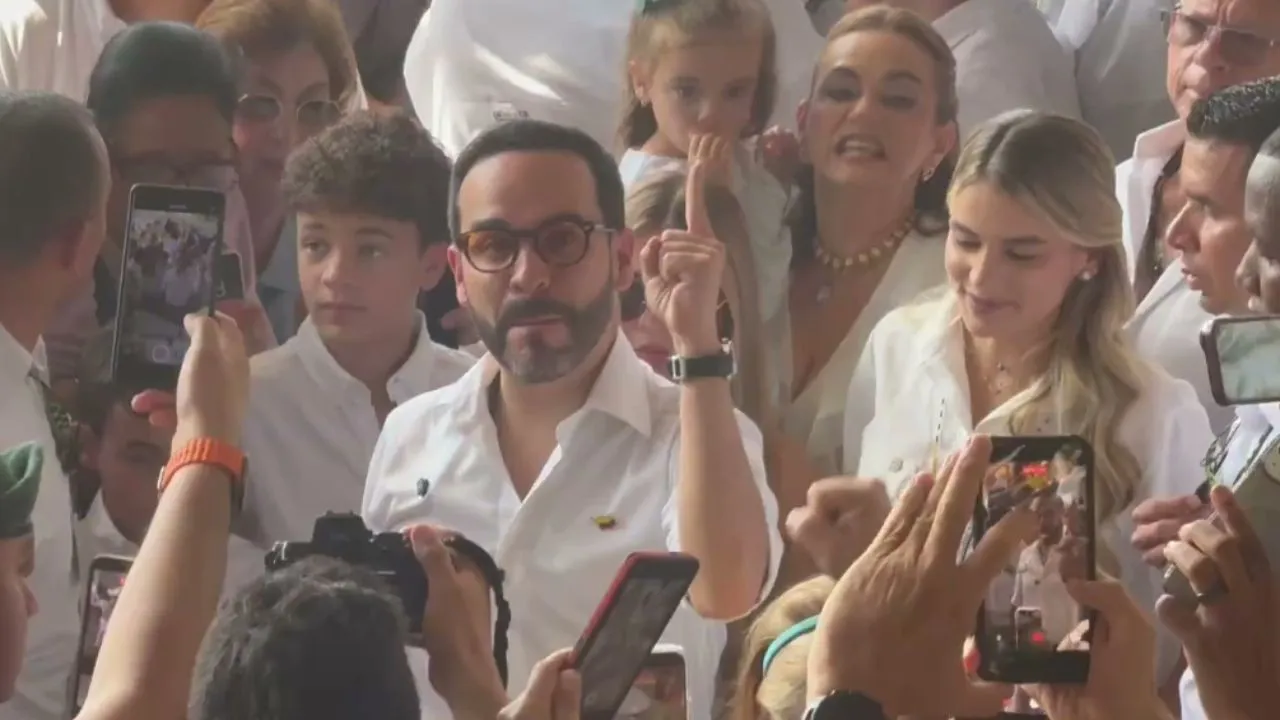 Abelardo de la Espriella votó en medio de las arengas "¡Fuera Petro!" en Barranquilla. Abelardo de la Espriella votó en Barranquilla entre arengas de "¡Fuera Petro!"