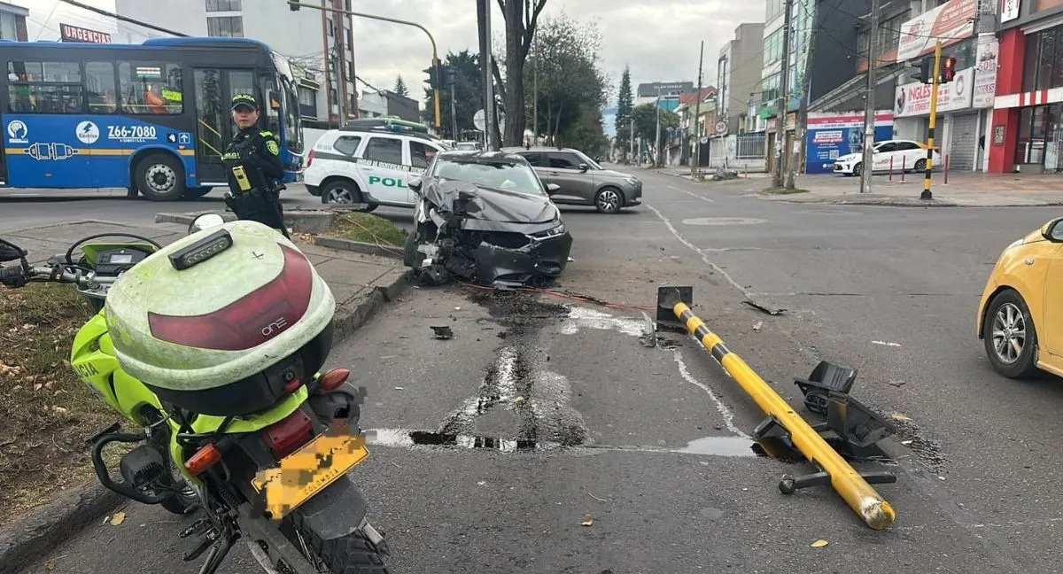 Accidente en Bogotá Fotos | El cinematográfico accidente en la AV. La Esperanza, en Bogotá: carro chocó contra semáforo