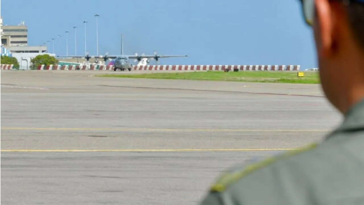 Aeropuerto de Caracas reabrirá algunas pistas luego de los terremotos en Caracas. Aeropuerto de Caracas retomará vuelos comerciales después de los terremotos en Venezuela