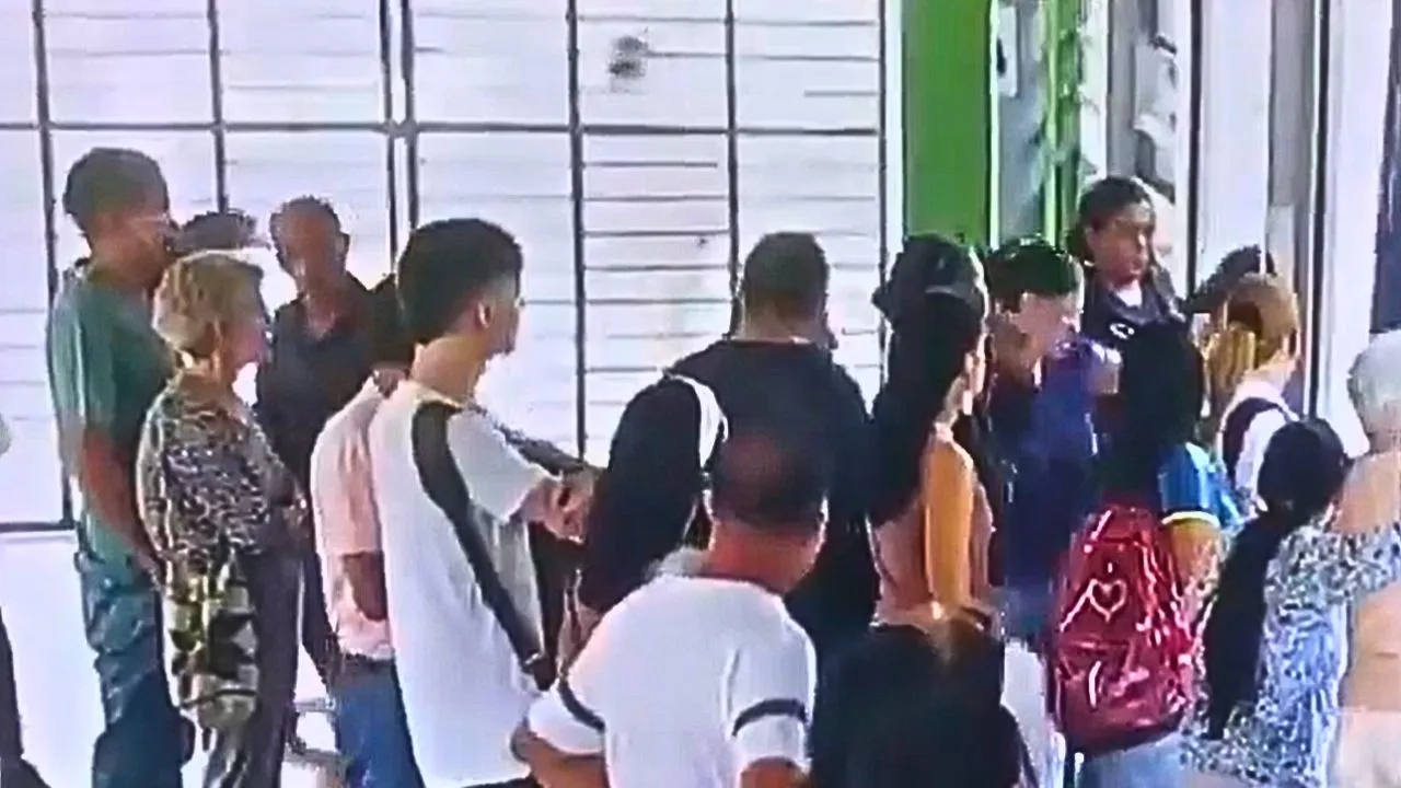 Agresión MIO Cali Video | Mujer empujó a guarda del MIO a la vía y casi provoca una tragedia en Cali