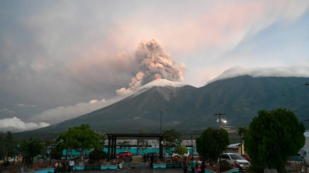 Alerta máxima en Guatemala por la erupción del Volcán de Fuego. Videos | Volcán de Fuego desata alerta máxima en Guatemala por intensa actividad eruptiva