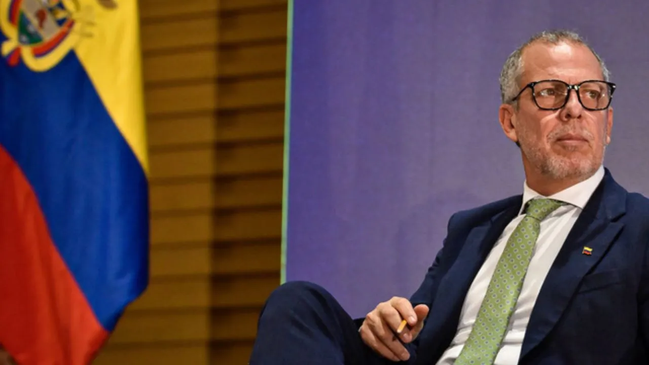 Alfredo Saade enfrenta polémica por vehículo de la embajada. ¿Fue un abuso de confianza? Saade en polémica por carro oficial estrellado y pérdida total