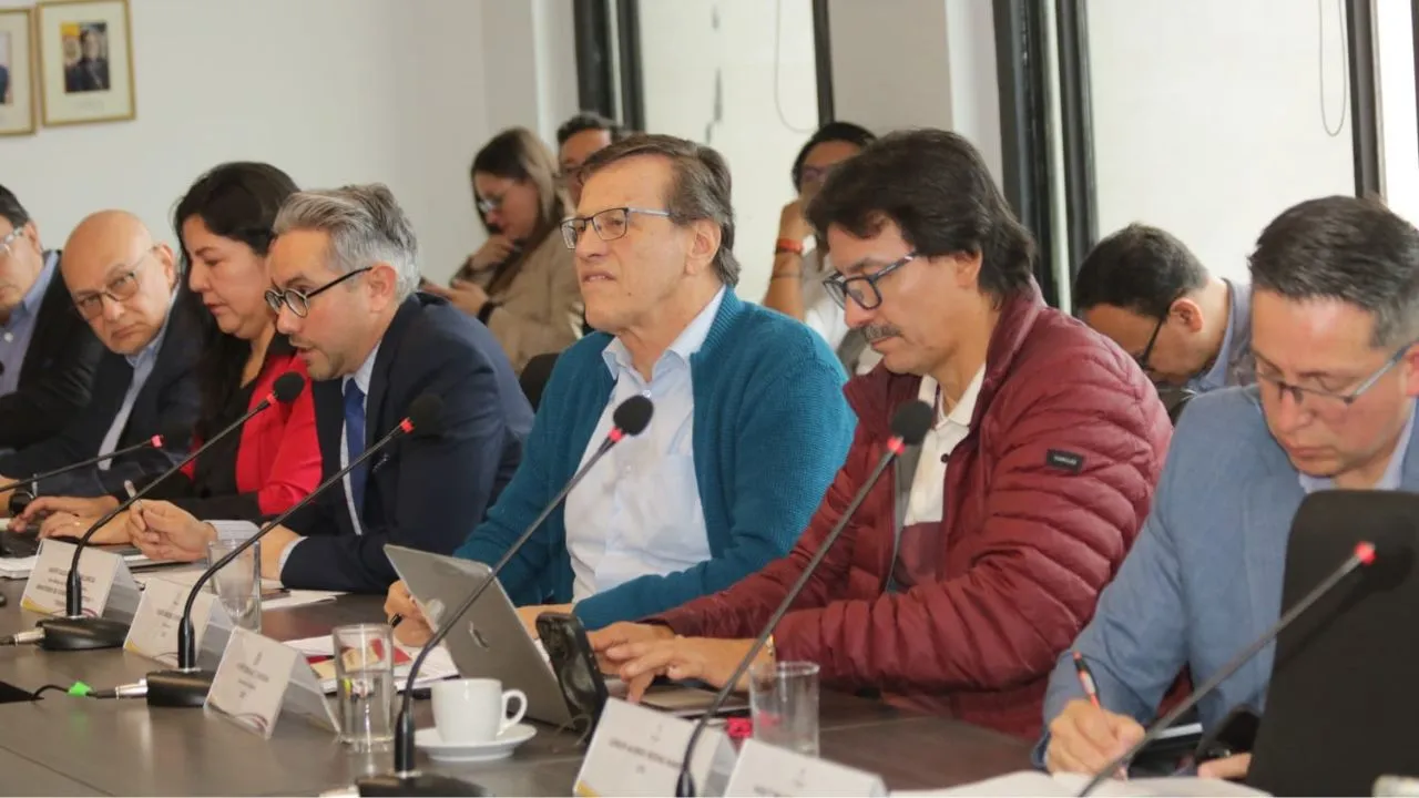 Negociación del salario mínimo 2026: así se mueven las cartas de empresarios y centrales obreras Negociación del salario mínimo 2026: así se mueven las cartas de empresarios y centrales obreras