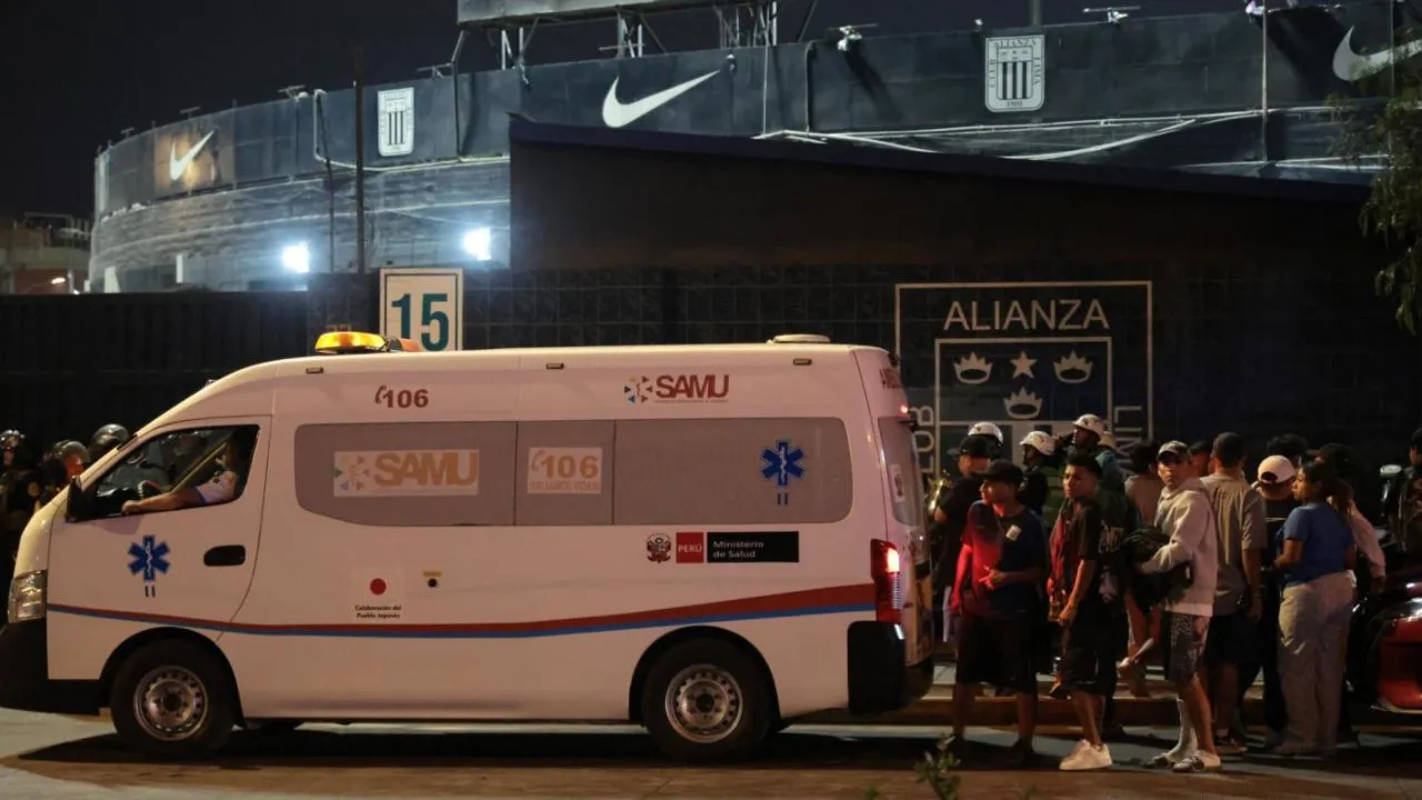 Alianza Lima Video | Banderazo terminó con el colapso de una columna y luto en el fútbol peruano