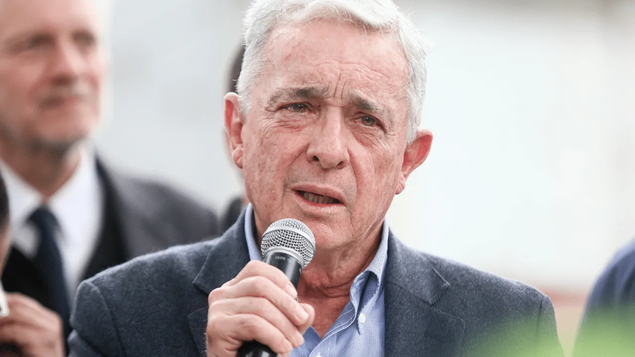 Álvaro Uribe, llamado a indagatoria por las masacres de El Aro y La Granja El expresidente Uribe vuelve a quedar en la mira de la Fiscalía: ¿por qué hechos lo van a indagar?