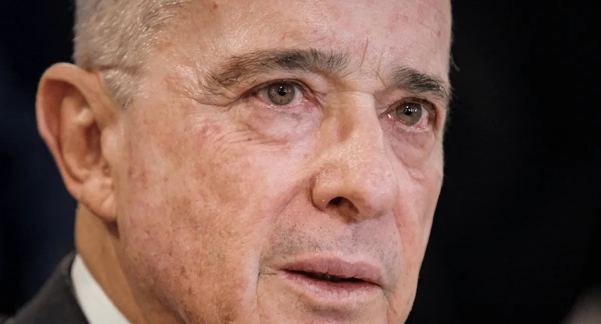 Álvaro Uribe propone dejar solo a los fondos privados de pensiones. Álvaro Uribe propone eliminar el sistema público de pensiones y dejar solo a los fondos privados