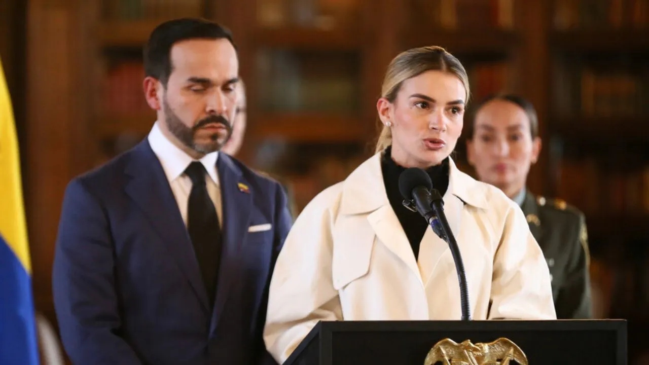 Ana Lucía Pineda ha liderado gestiones para ayudar a los damnificados por el terremoto Piden cuentas a la primera dama por donaciones del terremoto: congresista exige informe