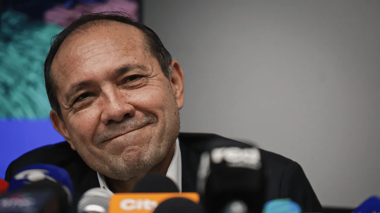 Antonio Sanguino choca con De La Espriella por trabajo por horas. La dura respuesta de Sanguino al cambio de versión del gobierno entrante sobre el trabajo por horas