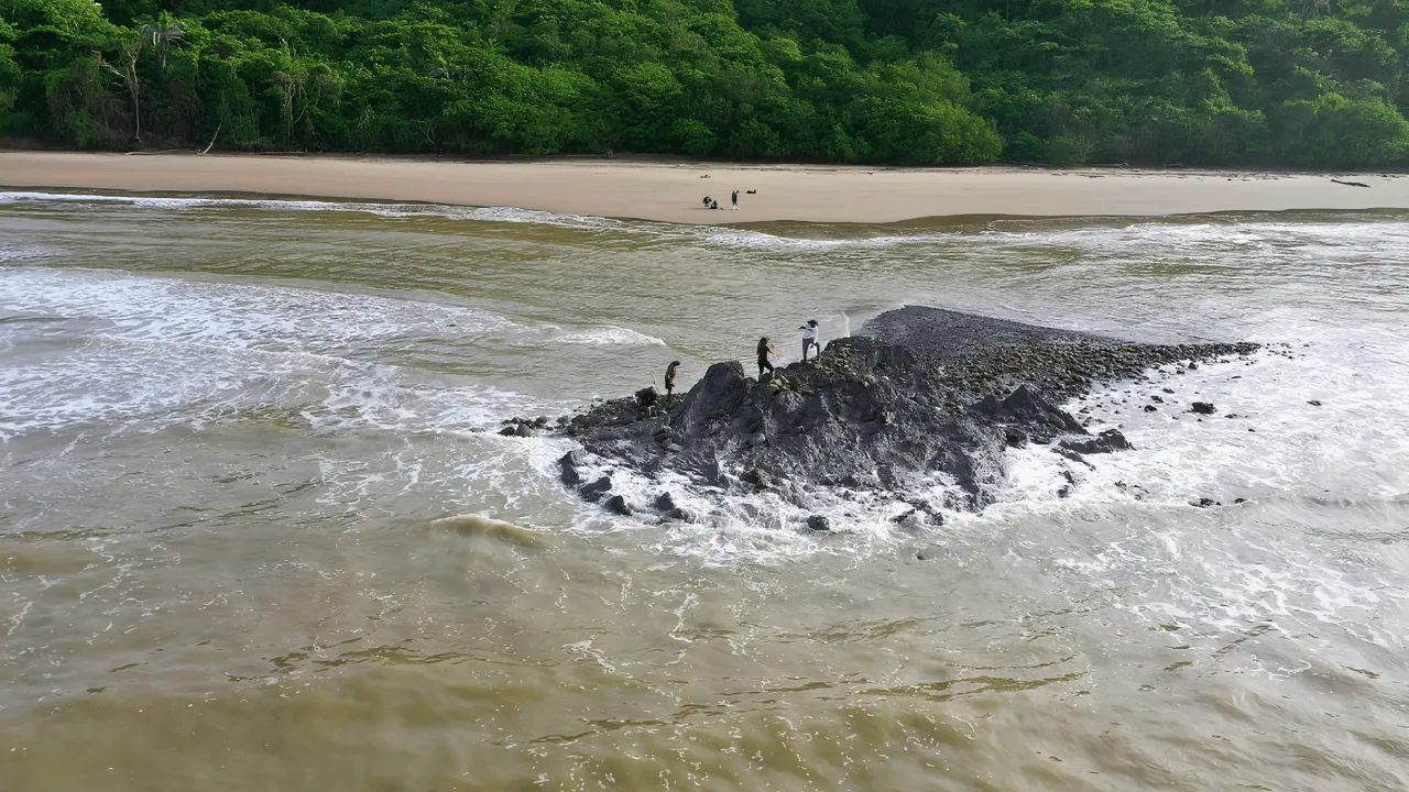 Apareció una isla de lodo frente a Trinidad tras los sismos de Venezuela. Los terremotos de Venezuela hicieron brotar un volcán de lodo del fondo del mar frente a Trinidad