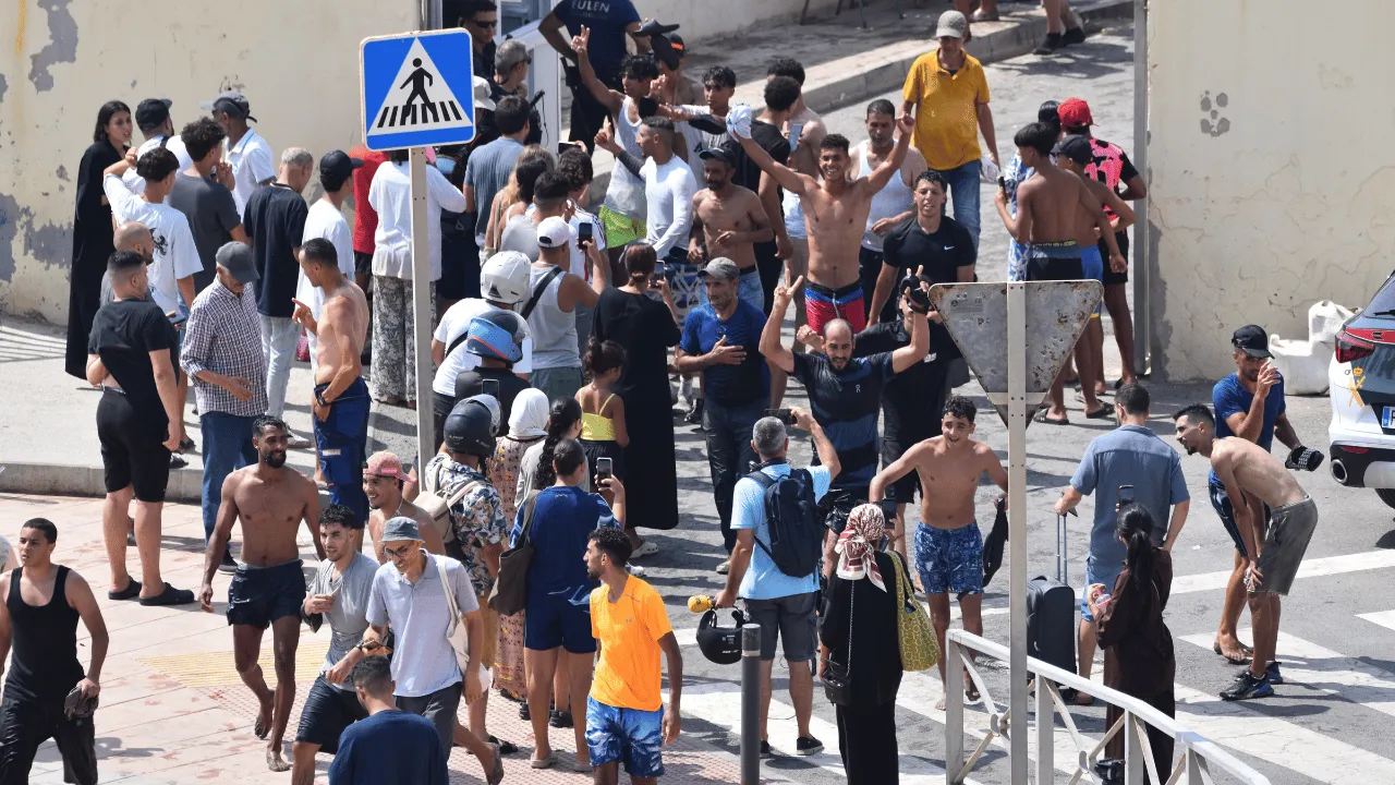Así cruzaron miles de personas de Marruecos a Ceuta, España. Video | Así fue el impresionante cruce masivo de miles de personas de Marruecos a Ceuta, España