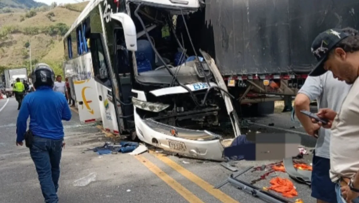 Así quedó el bus tras el fuerte accidente en la vía La Pintada-Manizales. Fuerte accidente en la vía La Pintada-Manizales deja 3 fallecidos y 18 heridos: esto se sabe