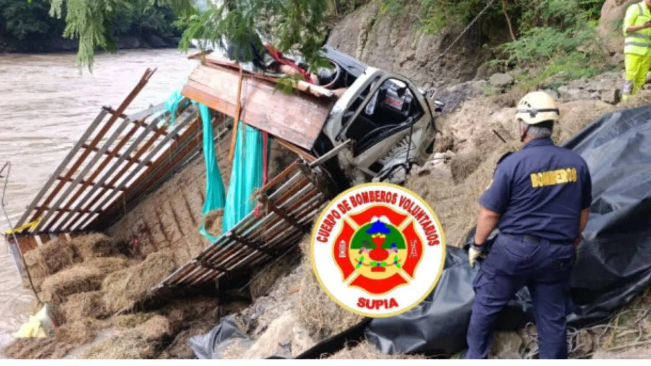 Así quedó el camión tras caer al río Cauca en Supía, Caldas. Impactante video: camión cae al río Cauca en Supía y conductor de 24 años falleció