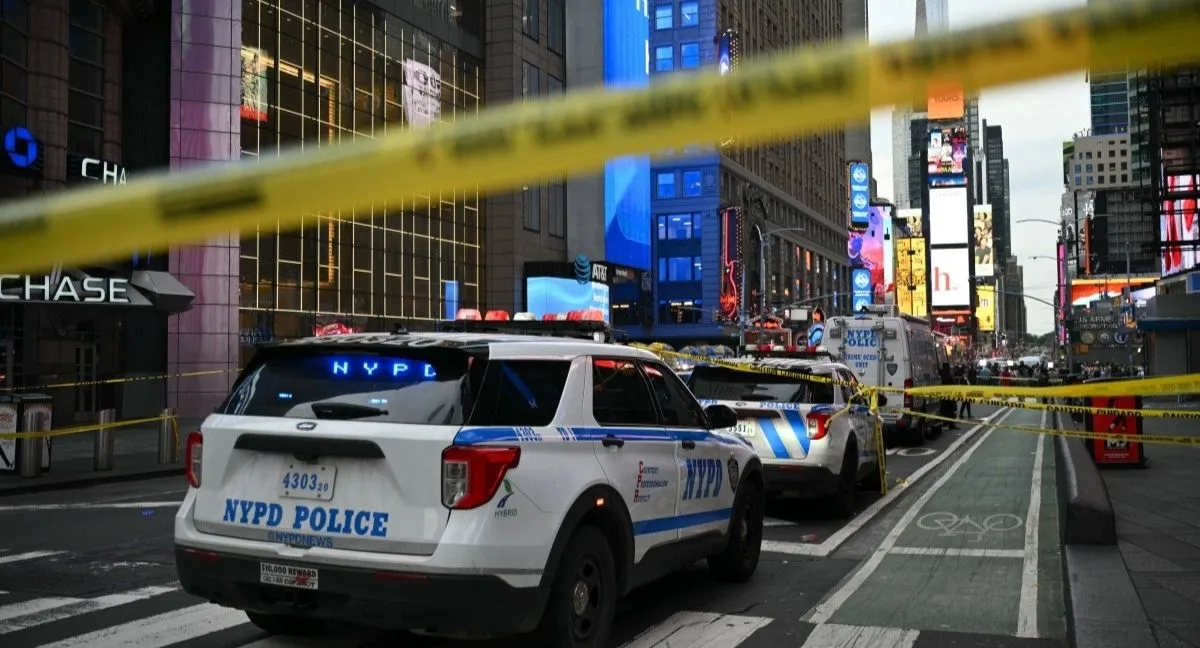 Ataque en Times Square. Video | Policía de Nueva York abatió a una mujer que apuñaló a dos personas en el Times Square
