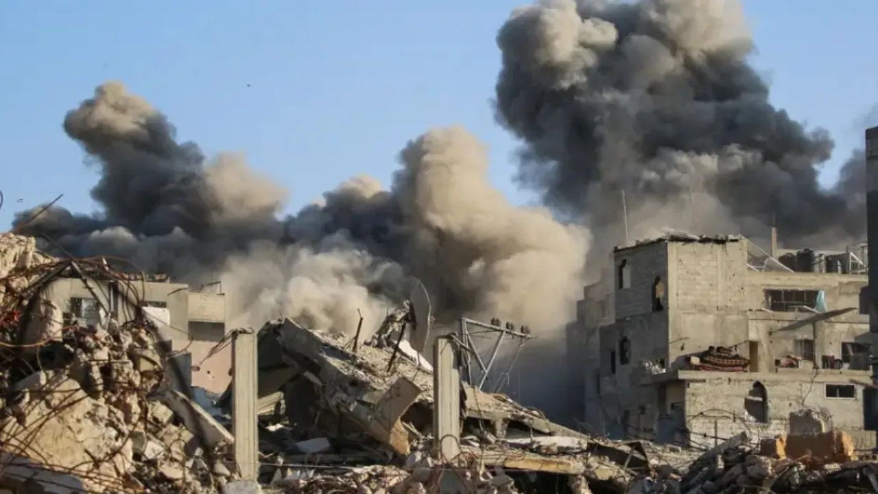 Ataques israelíes impactaron el campamento de Bureij, en Gaza. Imagen principal