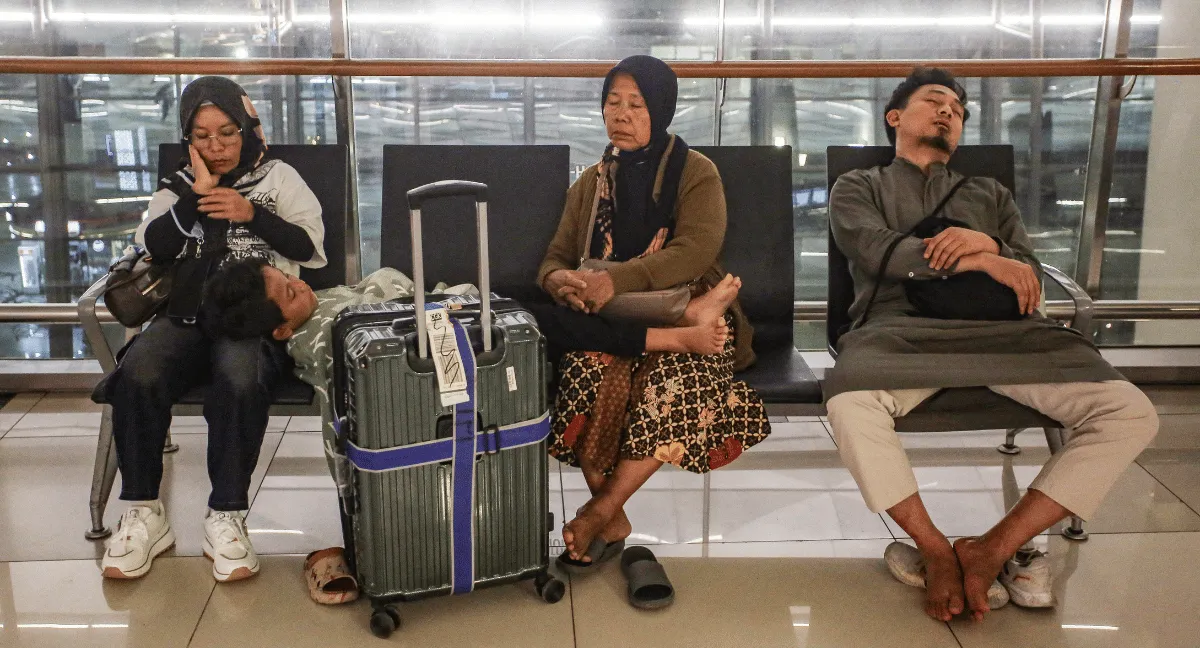 Autoridades cerraron ocho aeropuertos en Yakarta por la erupción volcánica. Indonesia cerró ocho aeropuertos y dejó a 150.000 pasajeros varados por erupción del Anak Krakatau