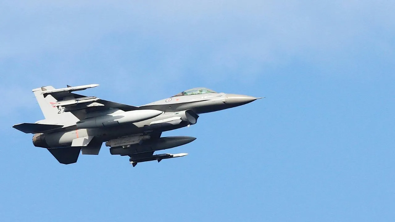 Avión militar sobrevuela nave de Estados Unidos Imagen principal
