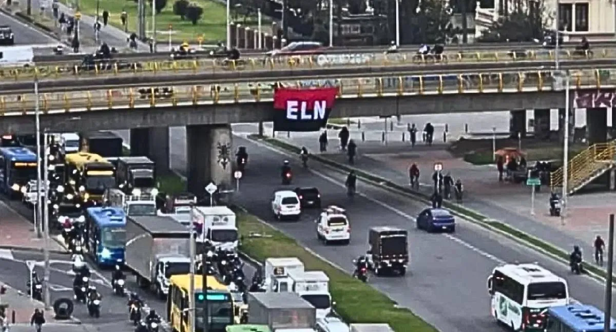 Bandera del ELN Bogotá ¿Qué se sabe de la bandera del ELN que apareció en un puente en Bogotá? Policía responde