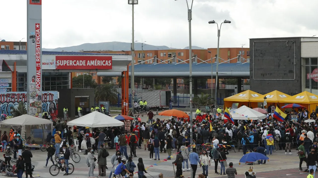 Bloqueos en TransMilenio hoy 5 de agosto Bloqueos hoy en Portal Américas afectan servicio de TransMilenio: estaciones cerradas