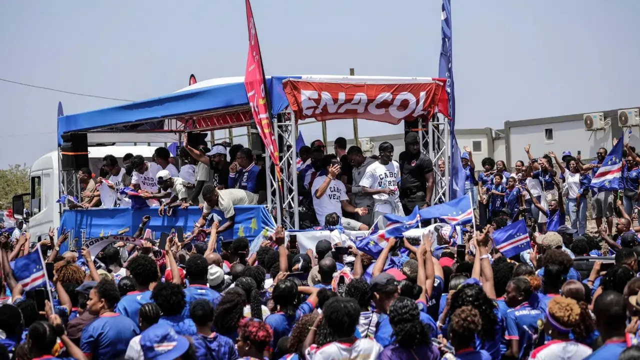 Cabo Verde Video | De rodillas, con banderas y como héroes: así fue el monumental recibimiento a Cabo Verde