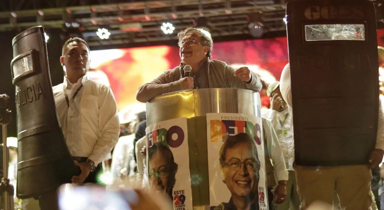 Defensores y detractores de Petro por financiación de campaña  